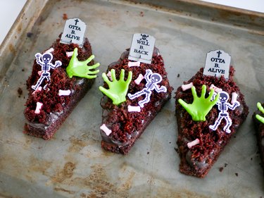 mini coffin cakes